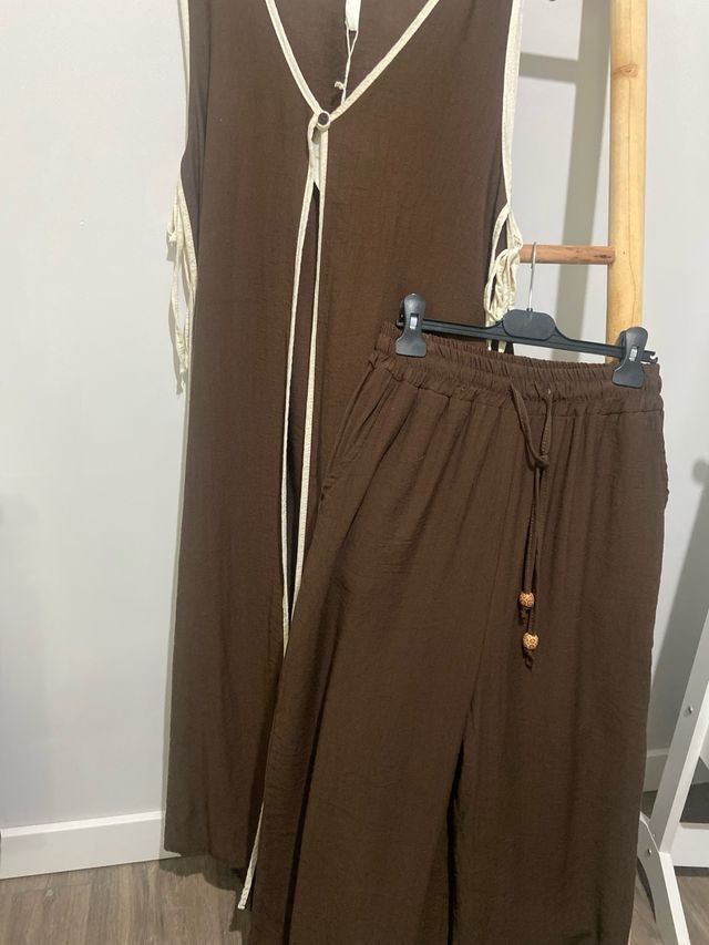 Conjunto chaleco y pantalón marrón