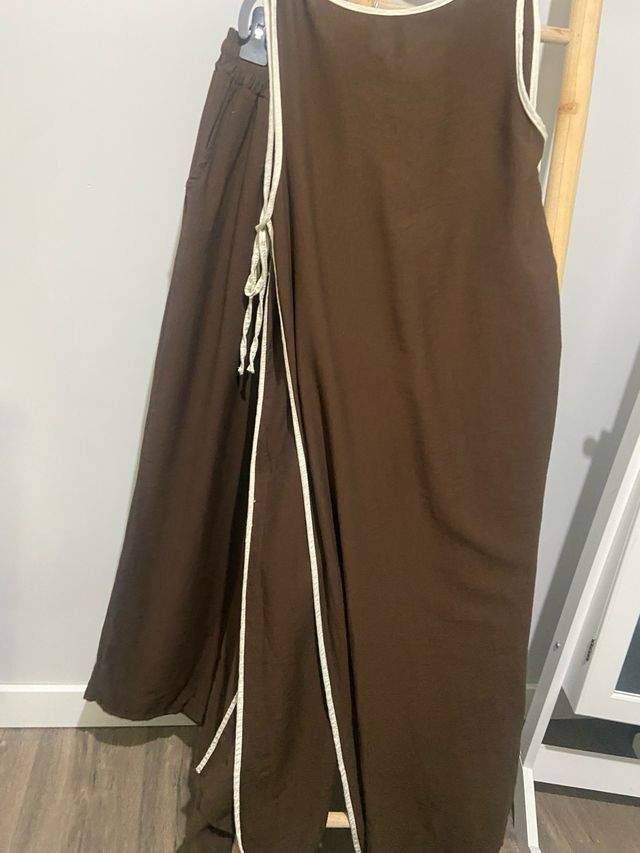 Conjunto chaleco y pantalón marrón