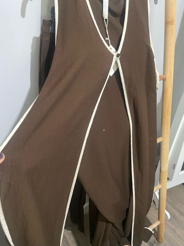 Conjunto chaleco y pantalón marrón