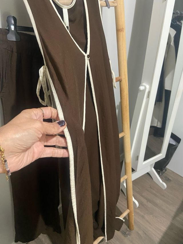 Conjunto chaleco y pantalón marrón