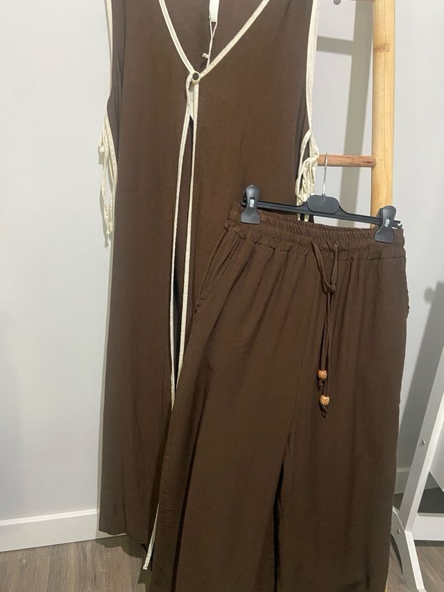 Conjunto chaleco y pantalón marrón
