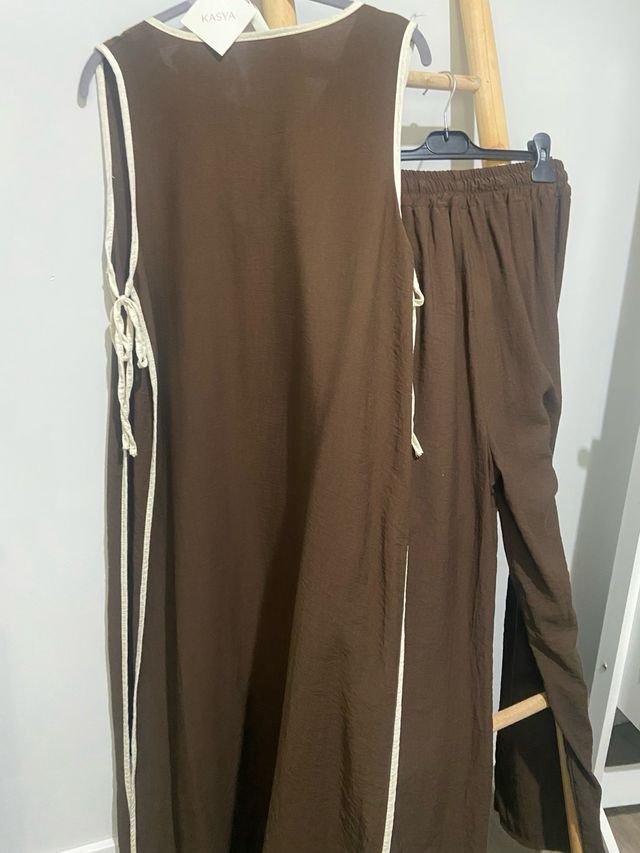Conjunto chaleco y pantalón marrón