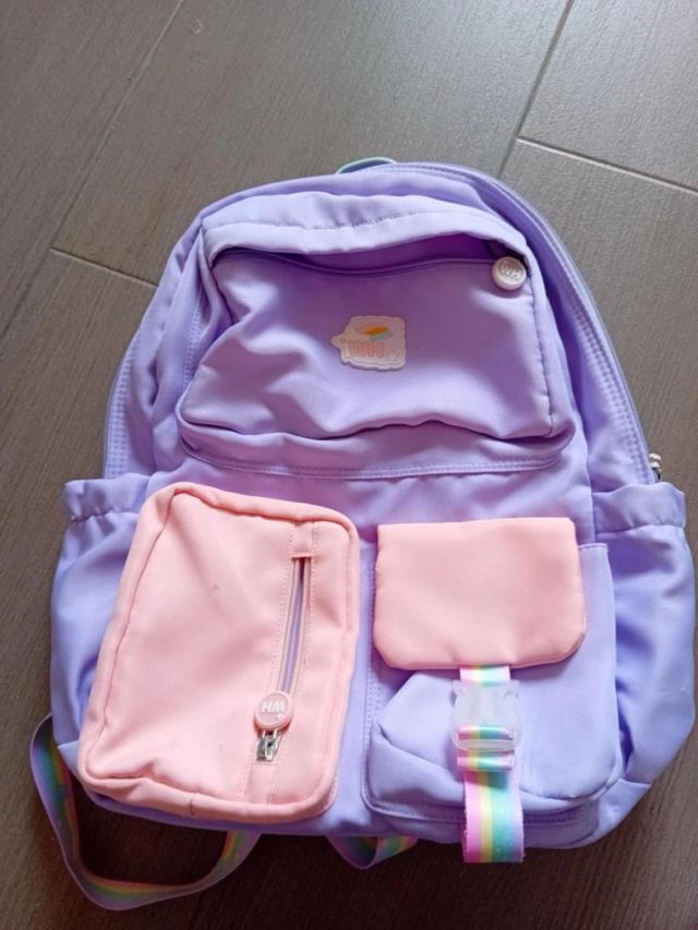 Mochila morada con bolsillos rosas