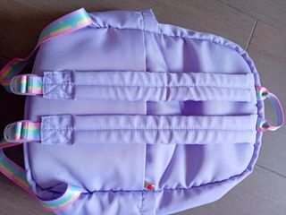 Mochila morada con bolsillos rosas