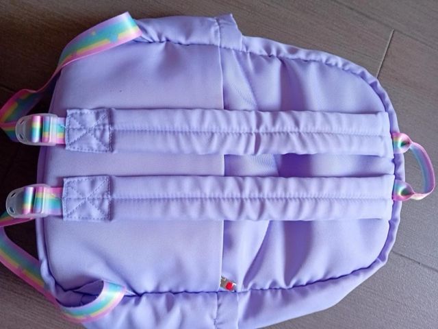 Mochila morada con bolsillos rosas