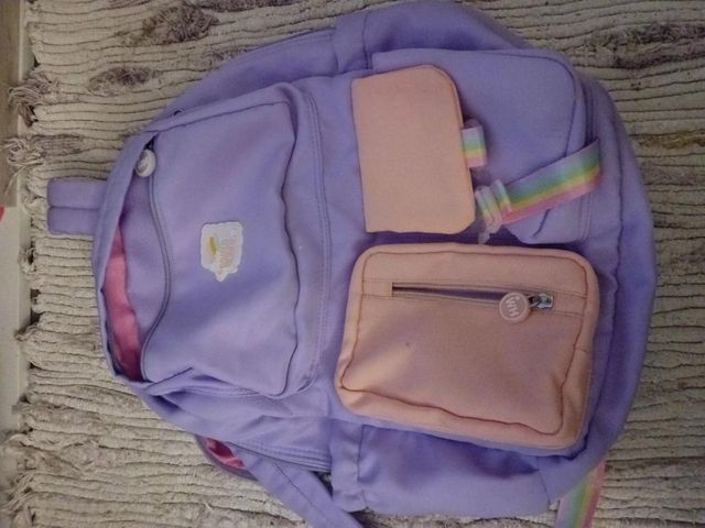 Mochila morada con bolsillos rosas