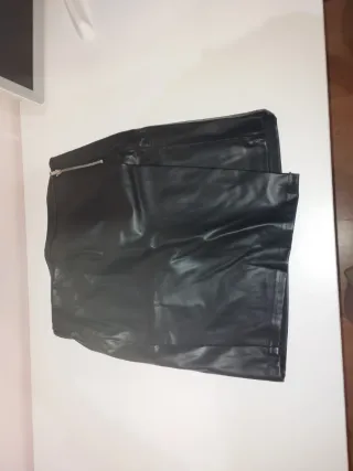 Falda corta cuero negra