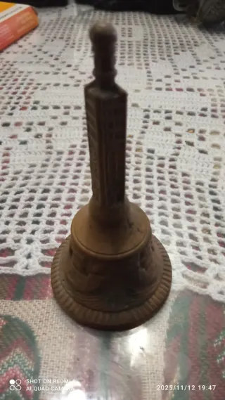 Campana antigua de bronce