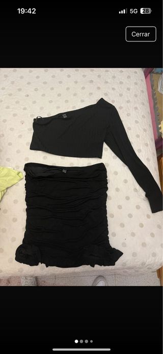 Conjunto top asimétrico y falda fruncida