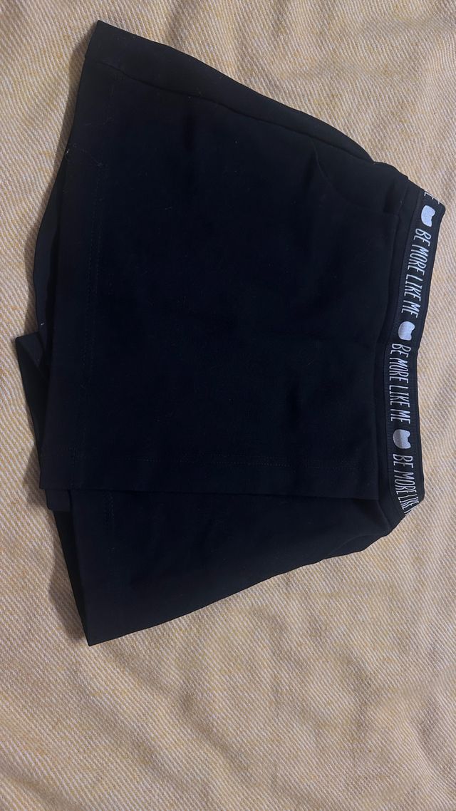 Pantalón falda corto negro con banda