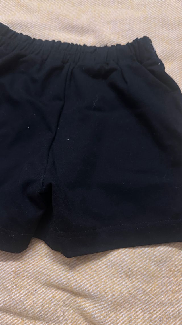 Pantalón falda corto negro con banda