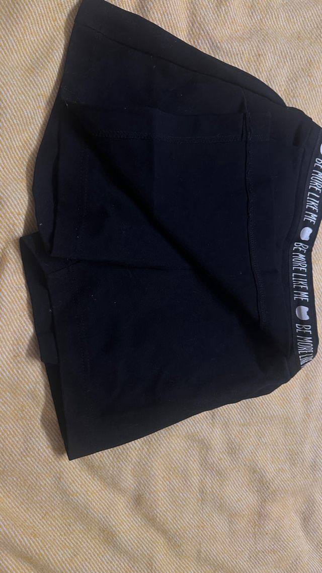 Pantalón falda corto negro con banda