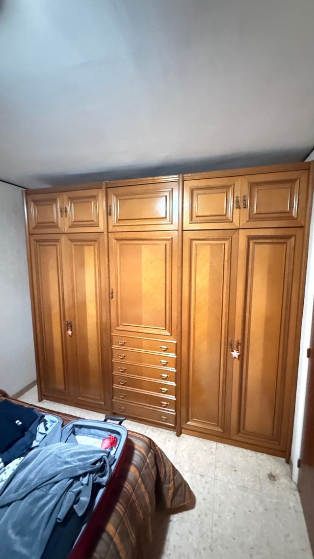 Armario de madera grande