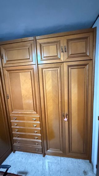 Armario de madera grande