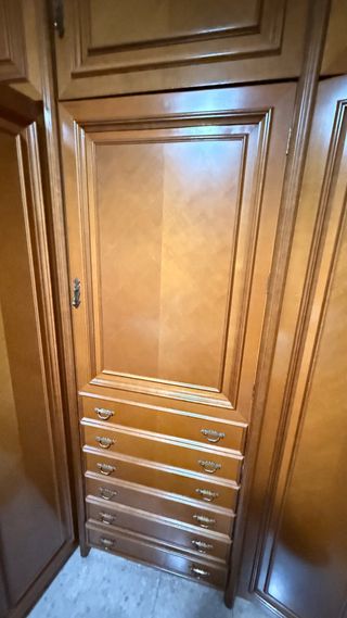 Armario de madera grande