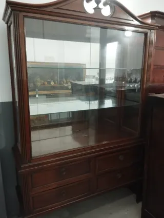 Vitrina antigua de madera y cristal