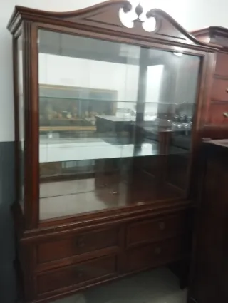 Vitrina antigua de madera y cristal