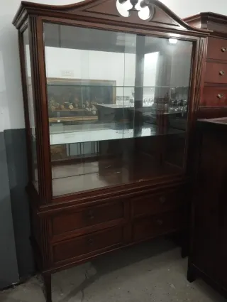 Vitrina antigua de madera y cristal