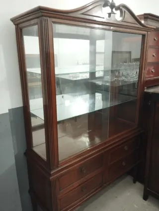 Vitrina antigua de madera y cristal
