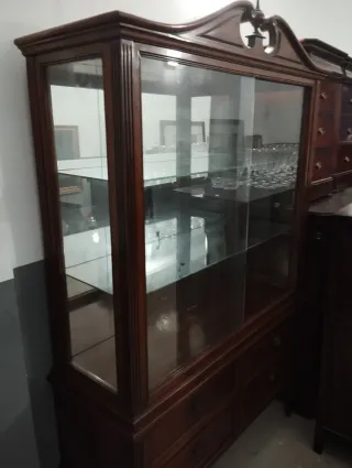 Vitrina antigua de madera y cristal