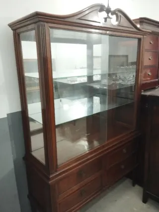 Vitrina antigua de madera y cristal