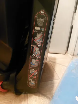 Silla de coche para bebé color azul turquesa.