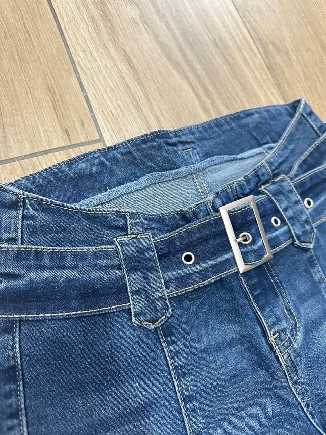 Vaqueros Y2K campana con cinturón