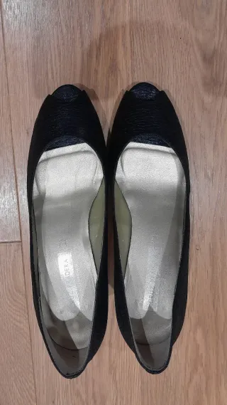 Zapatos de tacón negros peep toe. Tacón de 9cm.