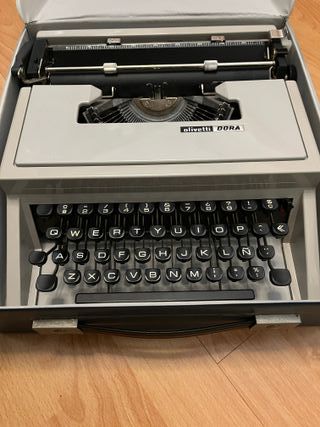 Máquina de escribir Olivetti DORA