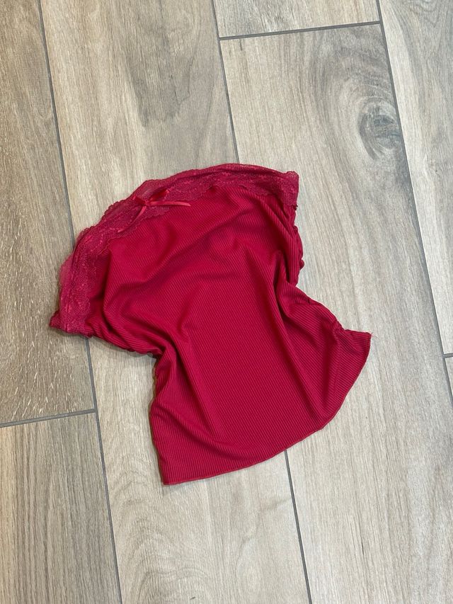 Top ajustado con encaje