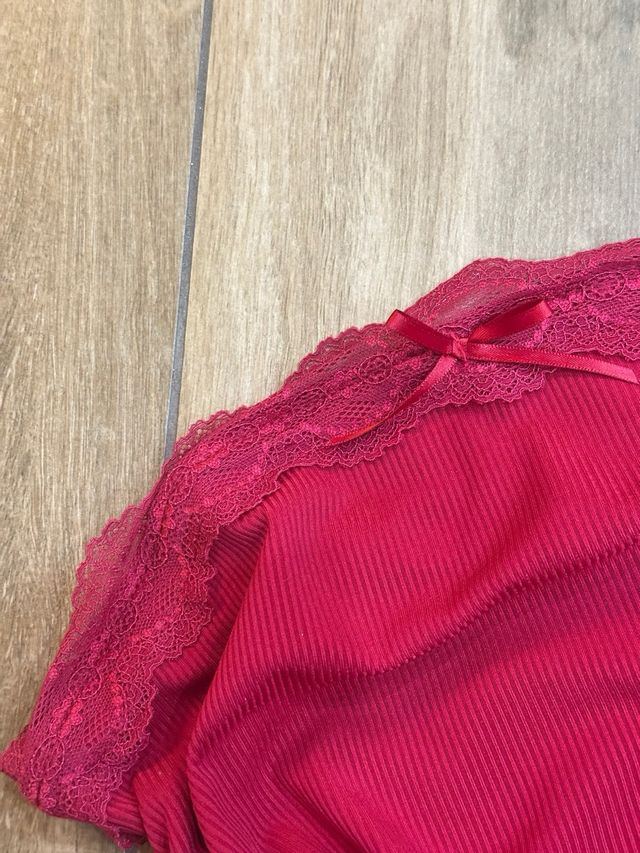 Top ajustado con encaje