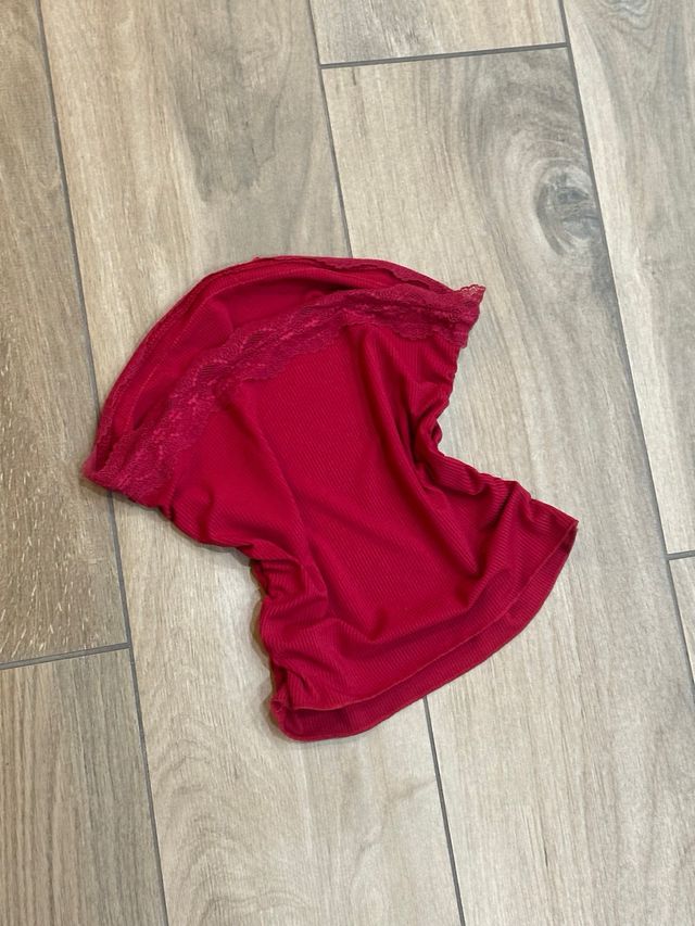 Top ajustado con encaje