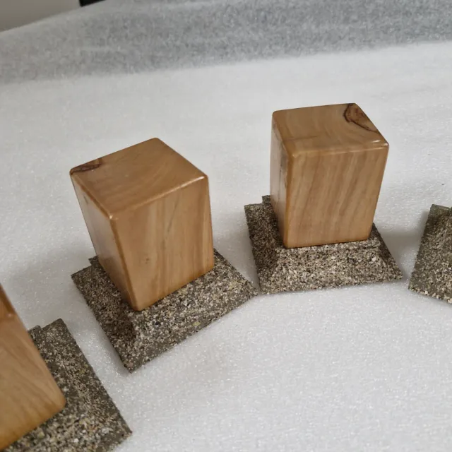 Lote 5 peanas pedestal madera y piedra