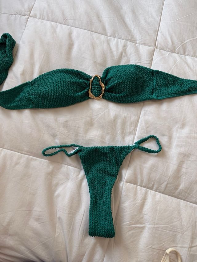 Bikini SHEIN verde con detalle dorado