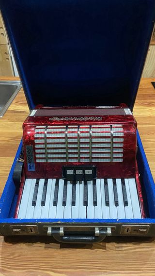 Acordeón Westmeister 32 bajos 3 tonos
