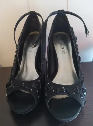 Zapatos de tacón negros con pedrería