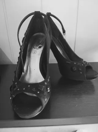 Zapatos de tacón negros con pedrería