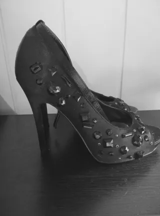 Zapatos de tacón negros con pedrería