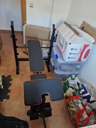 Banco de ejercicios plegable y pesas