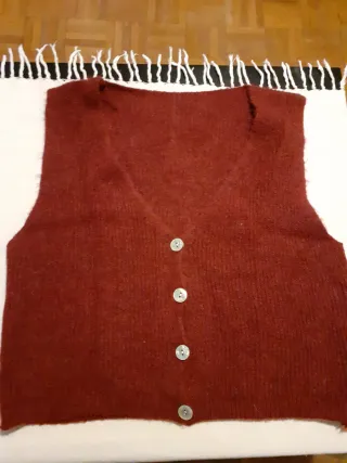Chaleco de punto color burdeos