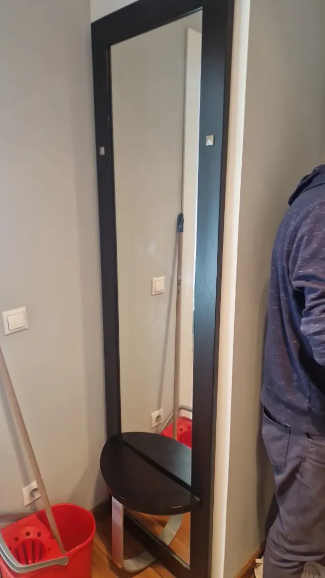 Espejo recibidor con estante.