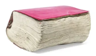 Libro antiguo grueso tapa roja. Ideal atrezzo.