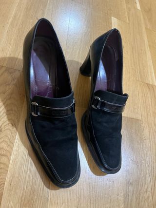 Zapatos de tacón Guess negros