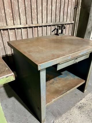 Banco de trabajo industrial metálico