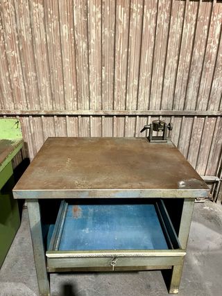 Banco de trabajo industrial metálico