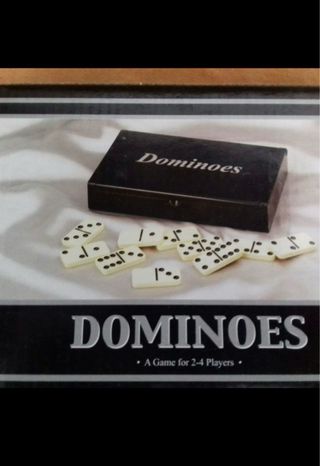 Set de dominó con caja de madera. 10€