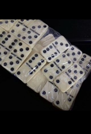 Set de dominó con caja de madera. 10€