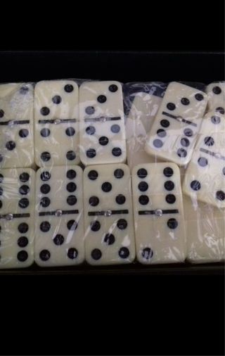 Set de dominó con caja de madera. 10€