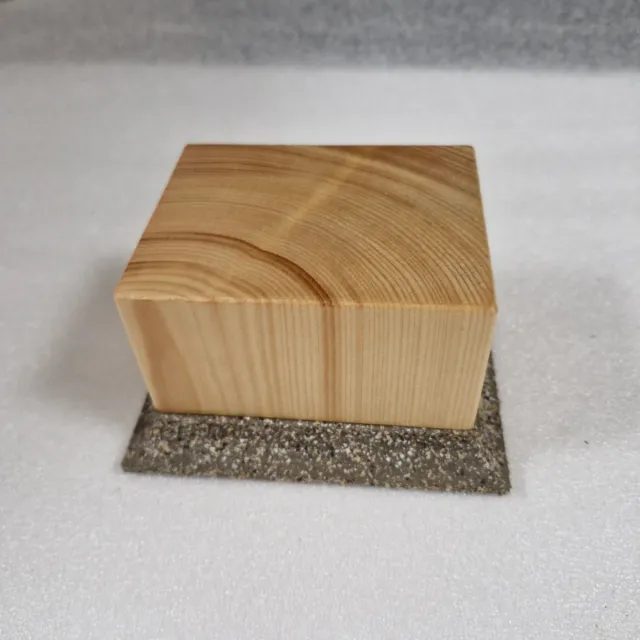 Peana de madera y base de imitacion a granito