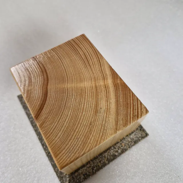 Peana de madera y base de imitacion a granito